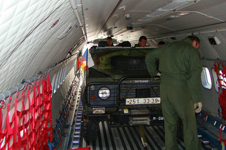 Land Rover v trupu letadla