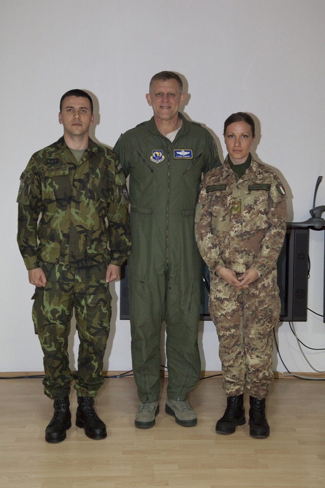 Gen. Gorenc s vyznamenanými příslušníky HQ KFOR