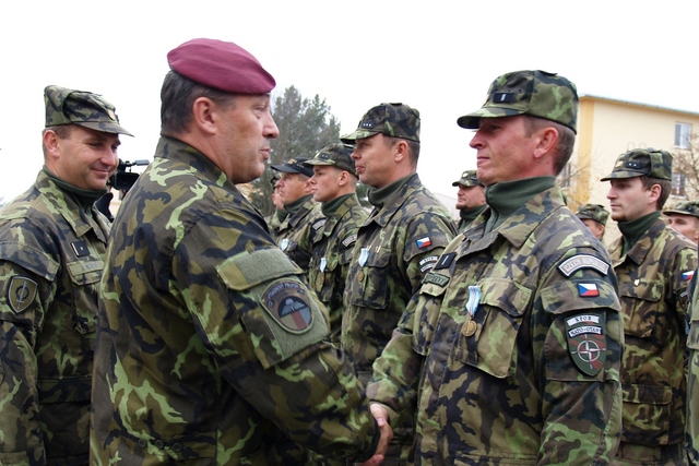 Generál Opata udělil všem příslušníkům medaili MO Za službu v zahraničí
