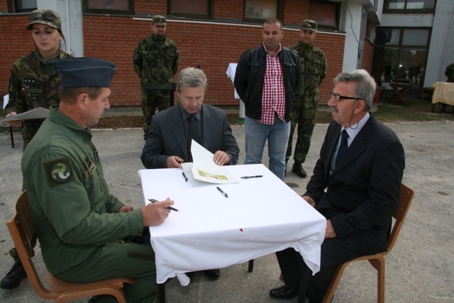Podpis certifikátu předání základny
