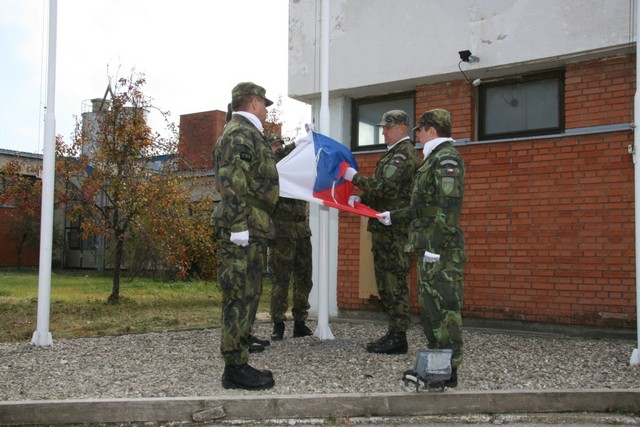 Čeští vojáci stahují státní vlajku