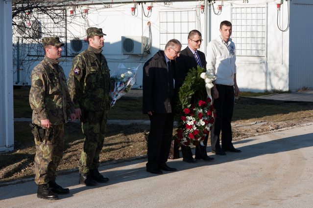 Velitel organizačního jádra, jeho zástupce a představitelé Styčné kanceláře SR v Kosovu před zahájením pietního aktu