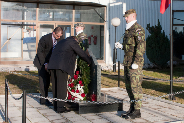 Henrik Markuš ze Styčné kanceláře SR v Kosovu spolu se svým kolegou pokládají věnec k pomníku padlých slovenských vojáků
