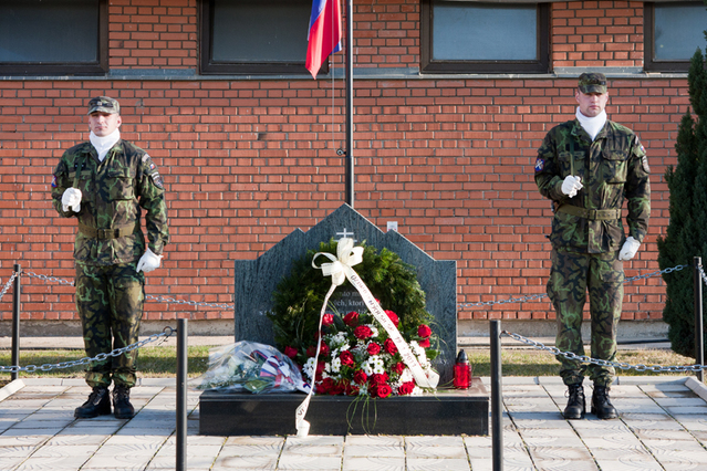 Četař Bohumír Zíka a rotmistr Michal Šourek drží čestnou stráž (2)