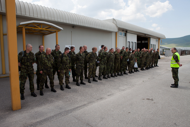 Přílet příslušníků ÚU AČR KFOR dne 15. června 2011 (2)