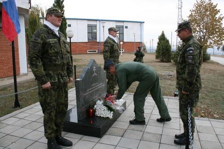 Kromě položení květin k pomníku českých vojáků nezapomněli Češi uctít i památku slovenských kolegů