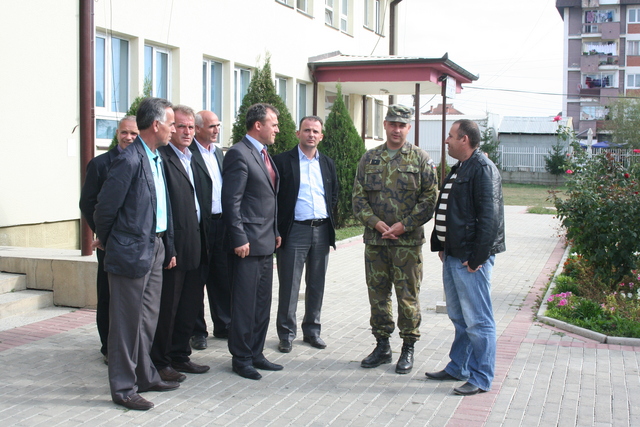 velitel ÚU AČR KFOR major Josef Nejedlý s ředitelem zdravotnického zařízení v Podujevu
