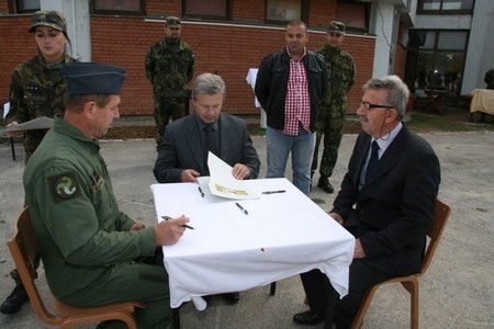Podpis certifikátu předání základny