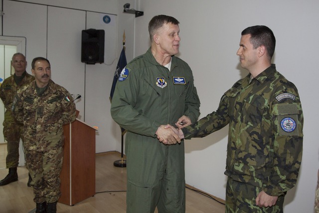 Gen. Gorenc podává ruku npor. Prokopovi, v pozadí velitel KFOR genmjr. Farina