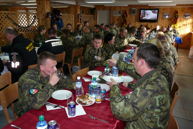 U slavnostně prostřeného stolu chutná všem