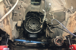 Podvozek vozidla landrover – pohled na spojku.