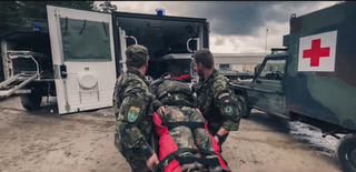 Čeští zdravotníci zabezpečí nejen převoz pacienta do nemocnice, ale v případě potřeby pomohou i překonat jazykovou bariéru.