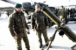 Vojáci u minometu 120 mm vz. 82 