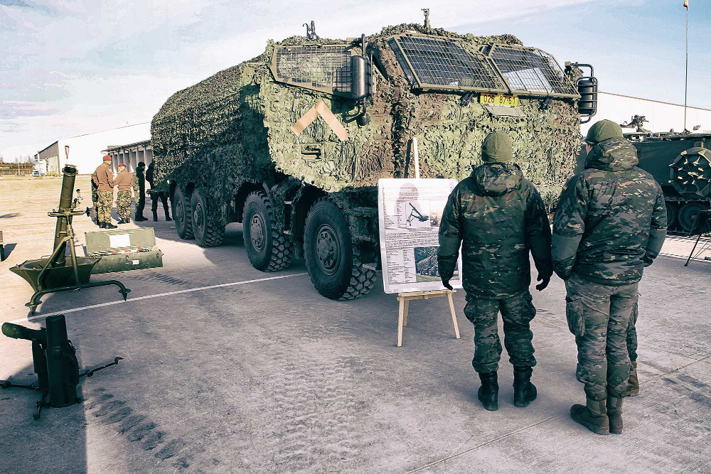 Tatra 815-7 PRAM v obležení kolegů