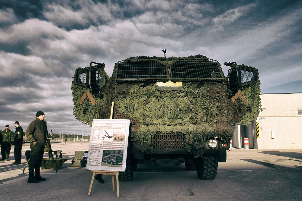 Voják si prohlíží vůz Tatra 815-7 PRAM 