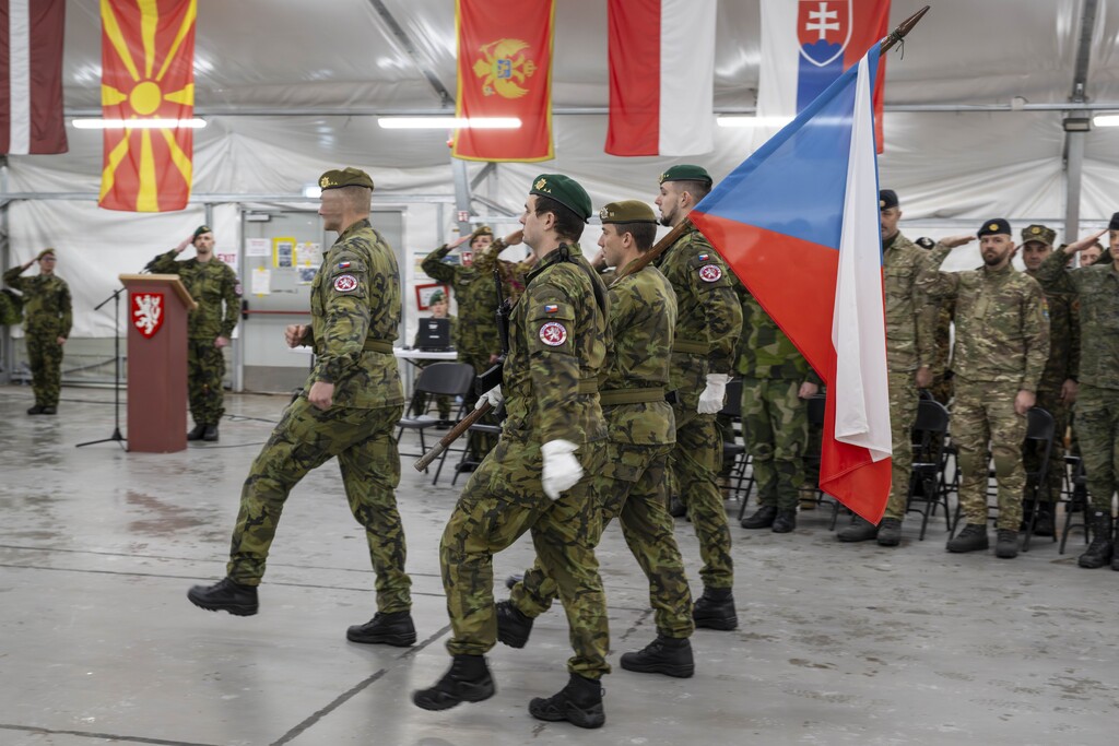 Přinesení státní vlajky ČR na ceremonii předání operačního úkolu