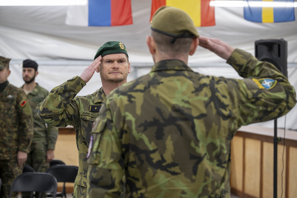 Náčelník národního štábu podává hlášení veliteli končícího uskupení
