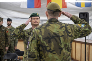 Náčelník národního štábu podává hlášení veliteli končícího uskupení