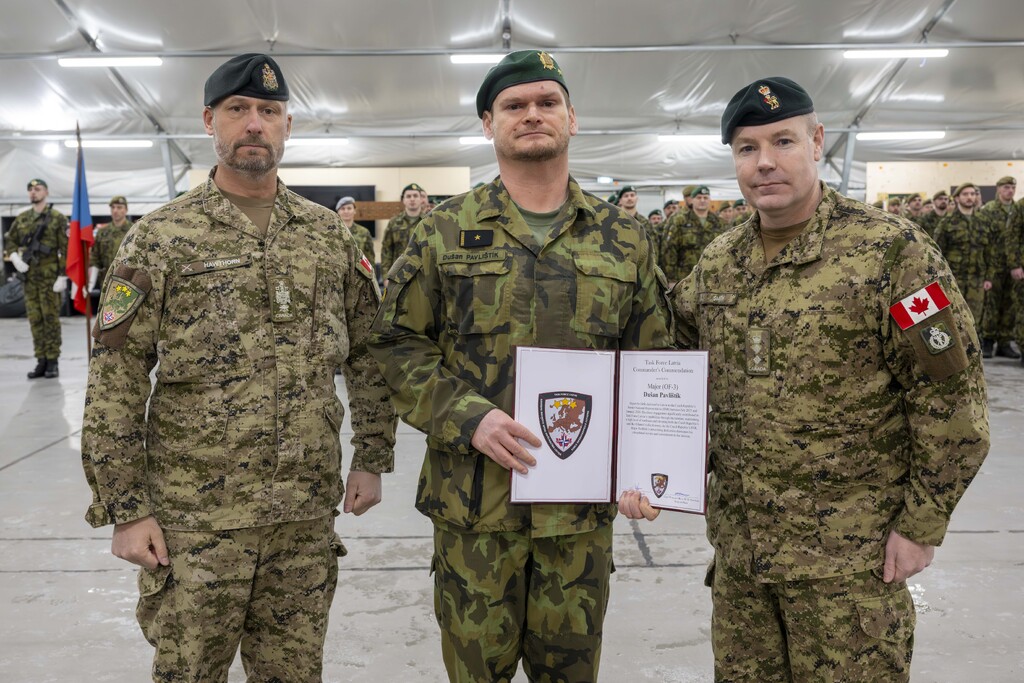 Velitel Task Force Latvia oceňuje práci vojáků končícího uskupení