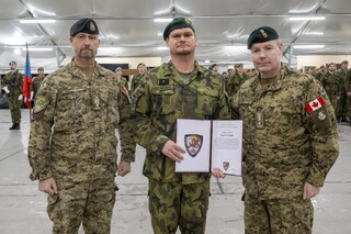 Velitel Task Force Latvia oceňuje práci vojáků končícího uskupení