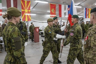 Slavnostní akt předání státní vlajky ČR a s ní i velení nad úkolovým uskupením