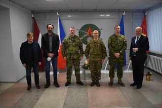 Generál Opata se na základně Adaži potkal s podplukovníkem Johnem Bensonem, kanadským velitelem praporního úkolového uskupení eFP a velitelem lotyšské mechanizované brigády plukovníkem Sandrisem Gaugersem