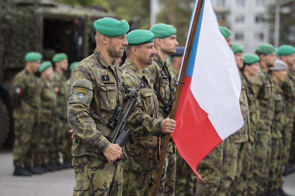 Slavnostní nástup k předání operačního úkolu mezi veliteli 2. a 3. úkolového uskupení AČR alianční předsunuté přítomnosti Lotyšsko