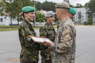  Velitel lotyšské mechanizované brigády plukovník Sandris Gaugers ocenil vybrané vojáky za výbornou spolupráci