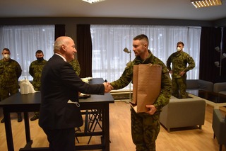 Senátor Pavel Fischer s velitelem českého kontingentu kapitánem Josefem Kurfiřtem