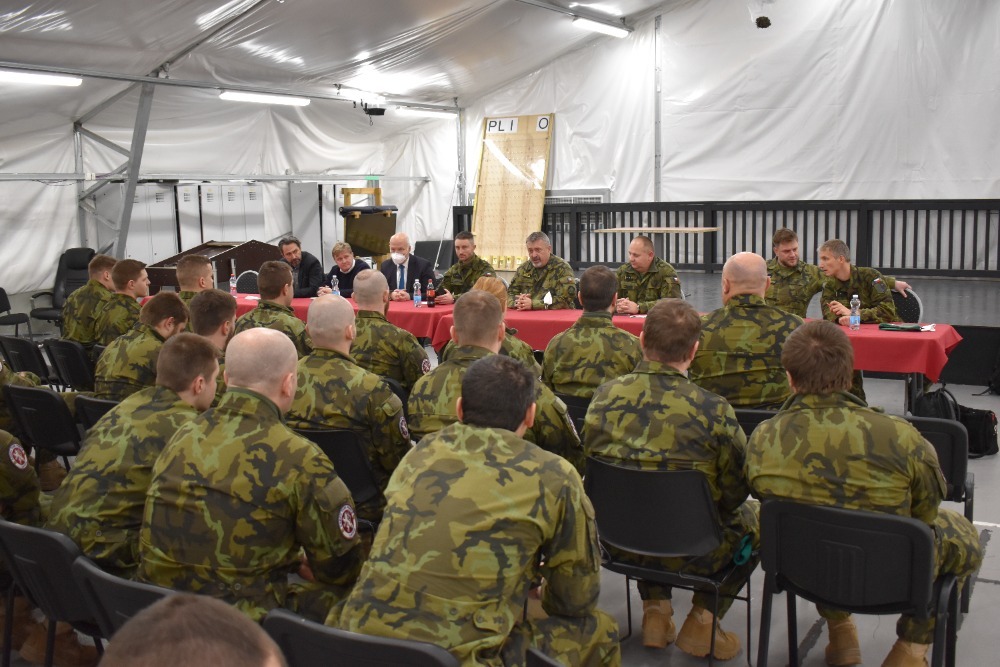 Beseda s vojáky na základně Adaži byla o modernizaci armády a jejích úkolech v příštím roce, bezpečnostní situaci v Pobaltí anebo aktuální covidové situaci v České republice