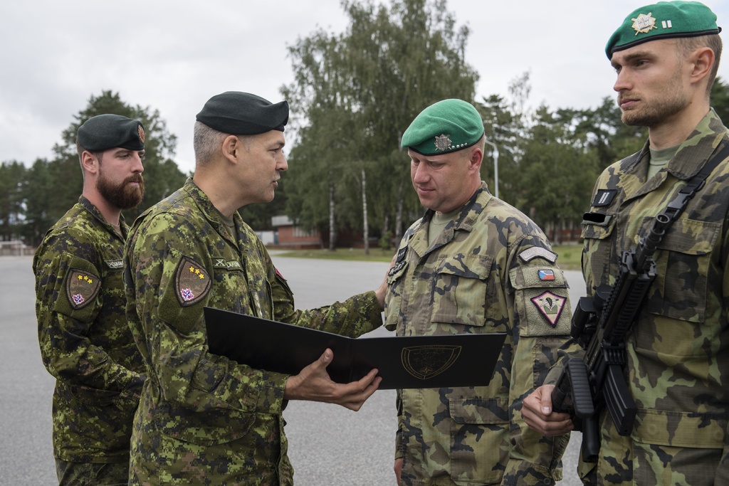  Velitel mezinárodního uskupení BATTLE GROUP podplukovník Phillip Sauvé ocenil vybrané vojáky 2. úkolového uskupení AČR alianční předsunuté přítomnosti za výbornou spolupráci