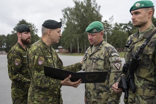  Velitel mezinárodního uskupení BATTLE GROUP podplukovník Phillip Sauvé ocenil vybrané vojáky 2. úkolového uskupení AČR alianční předsunuté přítomnosti za výbornou spolupráci
