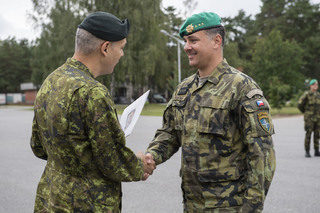  Velitel mezinárodního uskupení BATTLE GROUP podplukovník Phillip Sauvé a velitel úkolového uskupení AČR alianční předsunuté přítomnosti Lotyšsko nadporučík David Trnečka