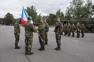  Symbolické předání státní vlajky mezi veliteli 2. a 3. úkolového uskupení AČR alianční předsunuté přítomnosti Lotyšsko