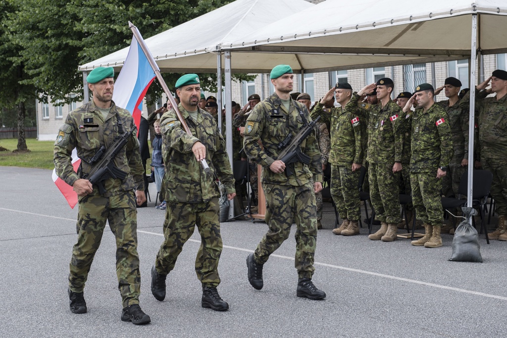  Slavnostní nástup k předání operačního úkolu mezi veliteli 2. a 3. úkolového uskupení AČR alianční předsunuté přítomnosti Lotyšsko