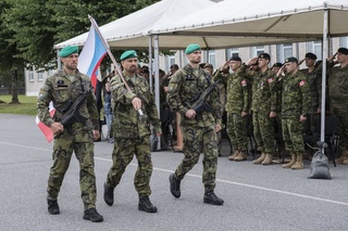  Slavnostní nástup k předání operačního úkolu mezi veliteli 2. a 3. úkolového uskupení AČR alianční předsunuté přítomnosti Lotyšsko