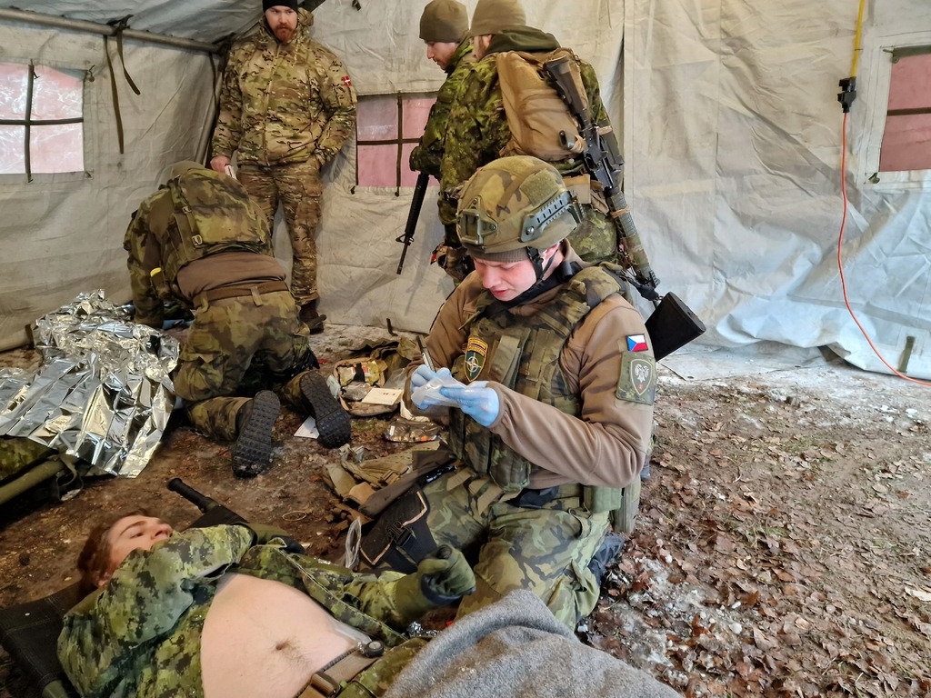 V polovině listopadu se pak tři vojáci pontonové čety zúčastnili dvoutýdenního kurzu s názvem TCCC (TACTICAL COMBAT CASUALTY CARE - Neodkladná zdravotní péče v bojových podmínkách)