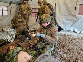 V polovině listopadu se pak tři vojáci pontonové čety zúčastnili dvoutýdenního kurzu s názvem TCCC (TACTICAL COMBAT CASUALTY CARE - Neodkladná zdravotní péče v bojových podmínkách)