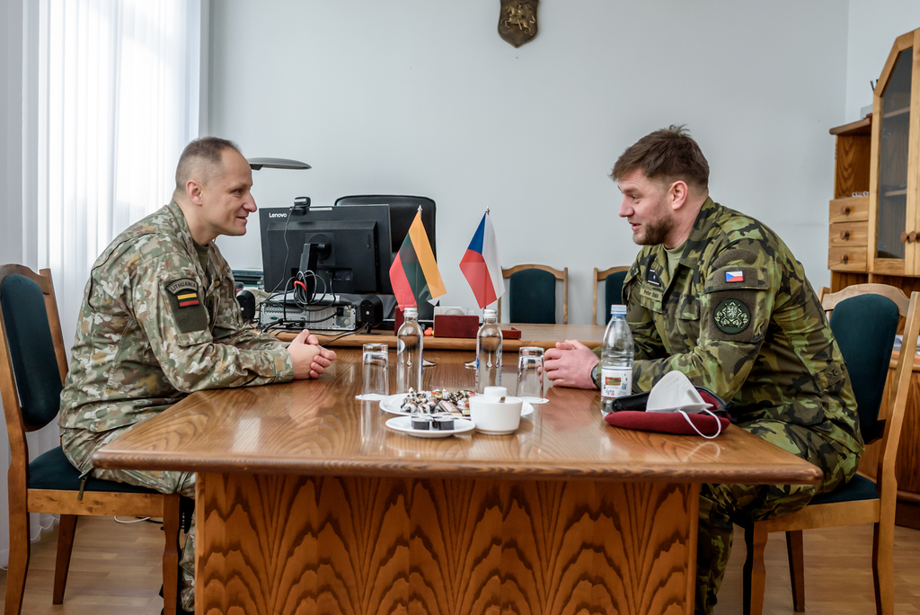 Vrchní praporčík AČR štábní praporčík Peter Smik v diskuzi se svým litevským protějškem