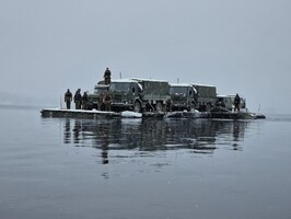 Závěr měsíce byl znovu ve znamení přeprav. Vojáci posílené pontonové čety naposledy předvedli svoji schopnost poskytování ženijní podpory při překonávání vodní překážky, kde přepravovali vozidla lotyšské národní gardy. 