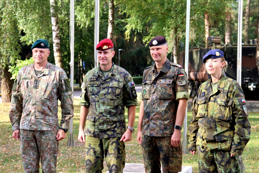 Úvodní setkání na základně v Rukle s veliteli (zleva) – mechanizované brigády Iron Wolf bojového uskupení eFP a 3. úkolového uskupení GBAD