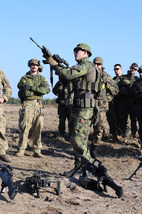 Ženista české ženijní čety předvádí manipulaci s útočnou puškou BREN A2.