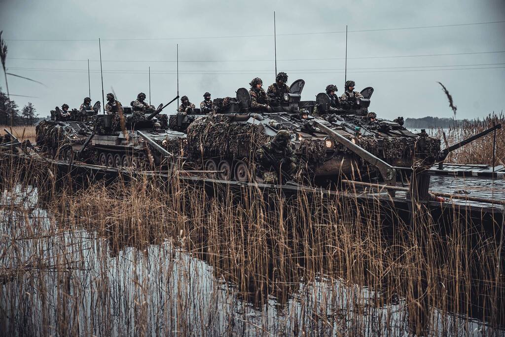 Ze závěrečného cvičení pontonové čety Winter Shield. Na záběrech je vidět činnost pontonové čety při přepravě jednotek uskupení eFP Battle Group a lotyšského 1. mechanizovaného praporu.