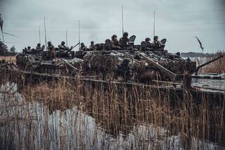 Ze závěrečného cvičení pontonové čety Winter Shield. Na záběrech je vidět činnost pontonové čety při přepravě jednotek uskupení eFP Battle Group a lotyšského 1. mechanizovaného praporu.