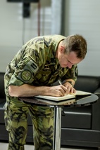  Generálmajor Karel Řehka při zápisu do kroniky jednotky