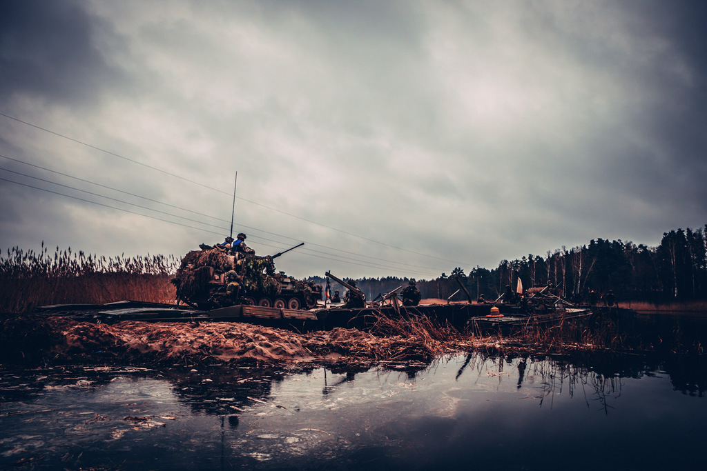 Ze závěrečného cvičení pontonové čety Winter Shield. Na záběrech je vidět činnost pontonové čety při přepravě jednotek uskupení eFP Battle Group a lotyšského 1. mechanizovaného praporu.