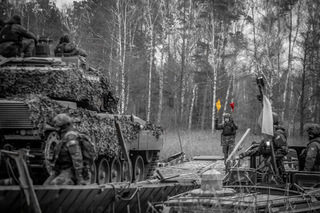Ze závěrečného cvičení pontonové čety Winter Shield. Na záběrech je vidět činnost pontonové čety při přepravě jednotek uskupení eFP Battle Group a lotyšského 1. mechanizovaného praporu.