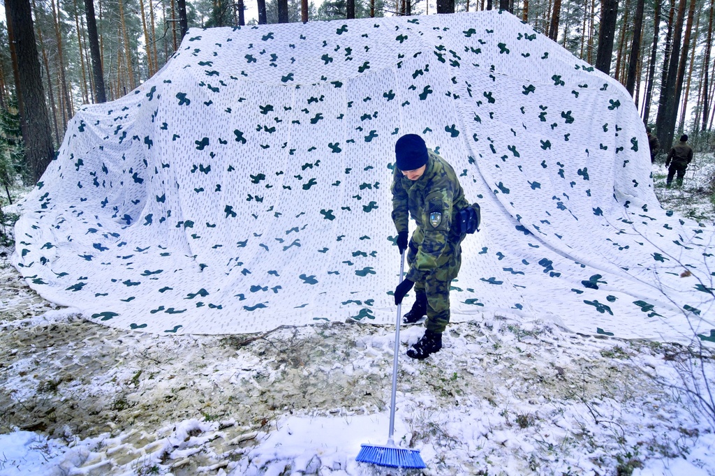 Maskovací síť a nezbytné úpravy okolí pomocí koštěte, autor: 3. ÚU AČR eFP GBAD Litva