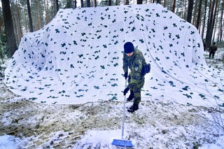 Maskovací síť a nezbytné úpravy okolí pomocí koštěte, autor: 3. ÚU AČR eFP GBAD Litva