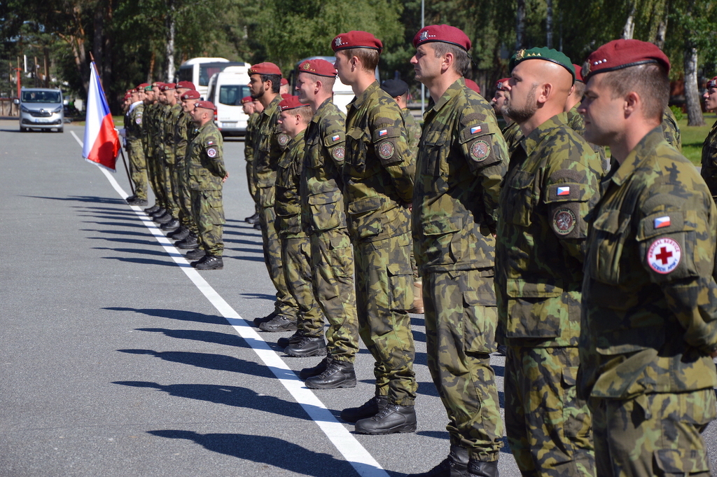 Vojáci AČR nastoupeni při slavnostním ceremoniálu předání operačního úkolu mezi 4. a 5. úkolovým uskupením v Lotyšsku.

